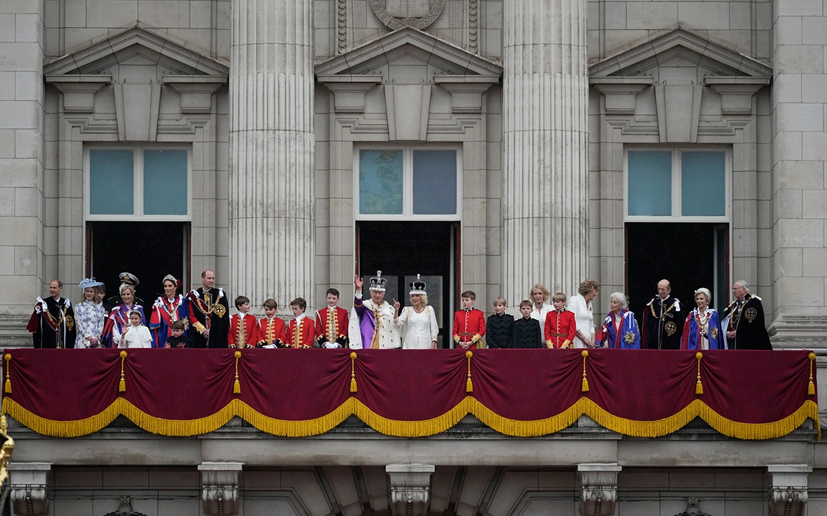 <p>Король Карл III и королева Камилла с остальными членами королевской семьи на балконе Букингемского дворца</p>