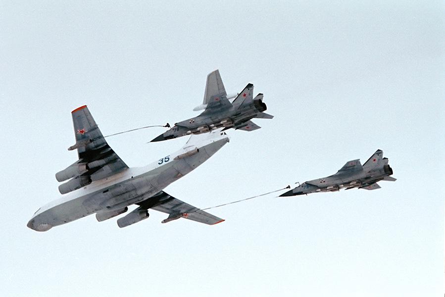 Самолет-заправщик Ил-78 российских ВВС в ходе дозаправки истребителей-перехватчиков МИГ-31