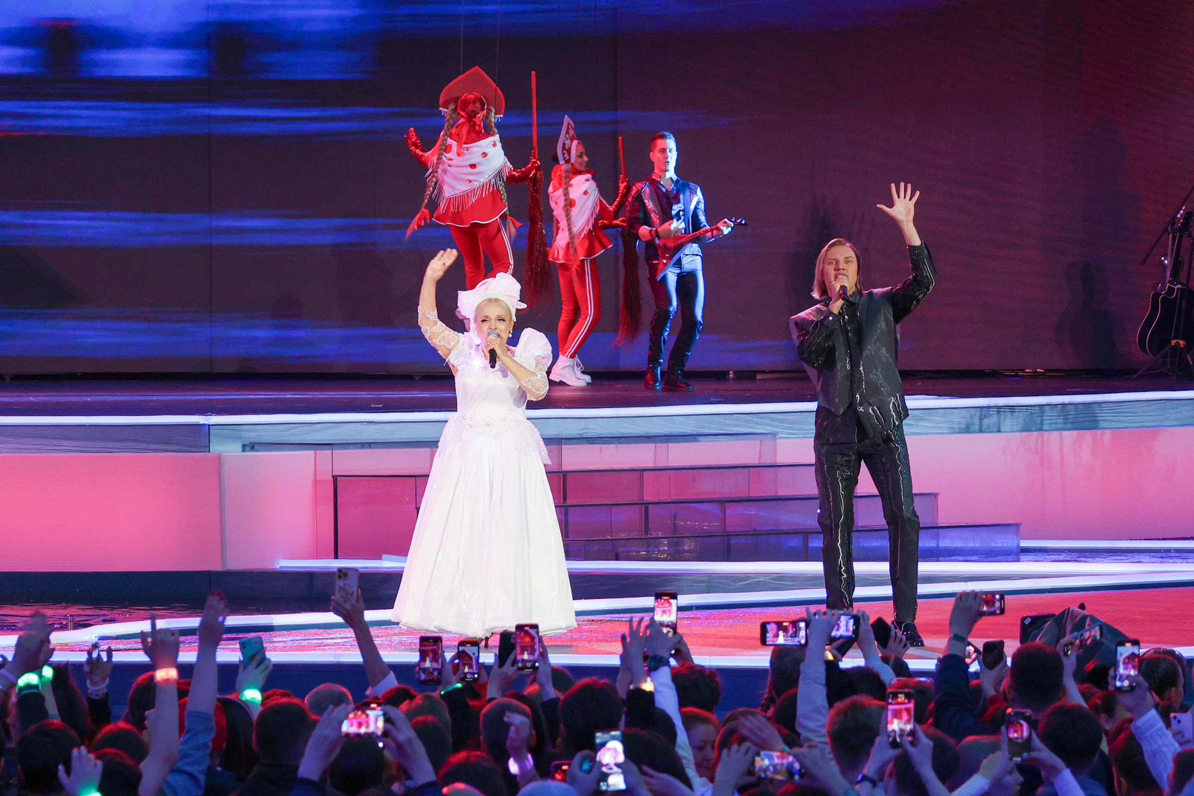 Надежда и Григорий Кадышевы выступают на концерте в честь праздника.