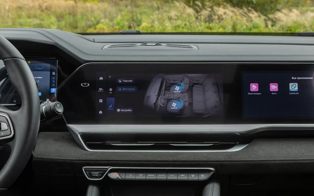 В привычное торпедо Geely Monjaro удалось вписать аж три горизонтальных экрана