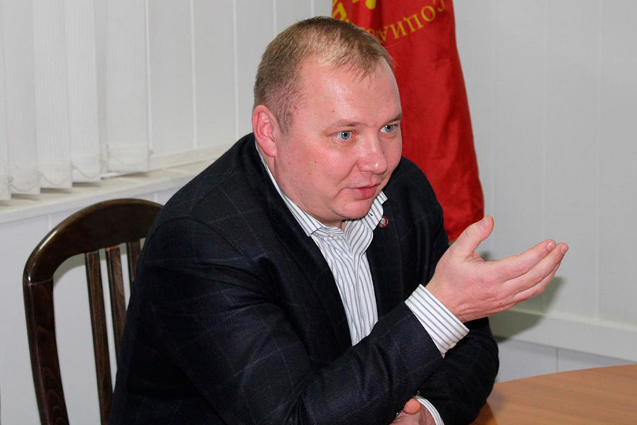 4 июля 2014 года Госдума поддержала предложение Генпрокуратуры лишить депутатской неприкосновенности коммуниста Николая Паршина из-за&nbsp;возбужденного&nbsp;против него дела&nbsp;о мошенничестве. Тогда&nbsp;в КПРФ не исключили, что преследование депутата связано с его участием в выборах губернатора Волгоградской области. По данным Генпрокуратуры, Паршин, будучи депутатом Волгоградской областной думы, совершил несколько махинаций при продаже здания местной школы и нанес ущерб местному бюджету в 25 млн рублей. 1 июля 2021 года Волжский городской суд признал бывшего депутата виновным в &laquo;мошенничестве, совершенном организованной группой в особо крупном размере&raquo; и заочно приговорил его к трем годам тюрьмы. Приговор был вынесен отсутствие обвиняемого, так как с апреля 2017 года он находится в розыске.