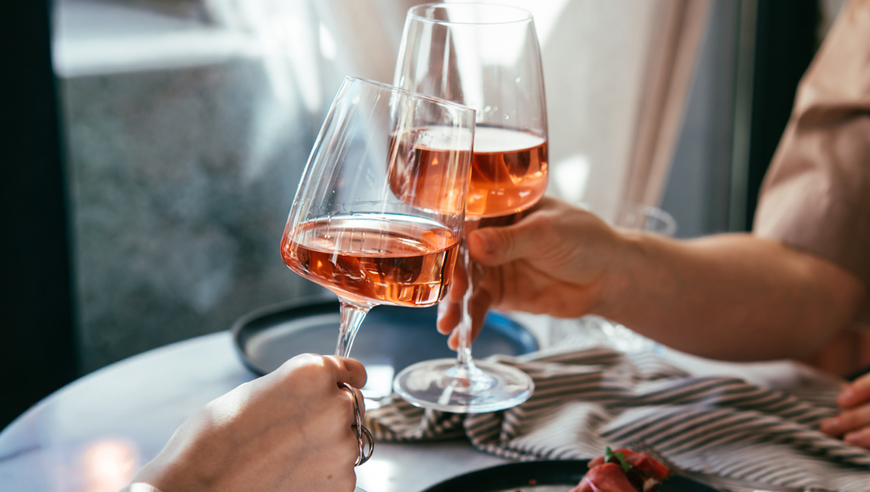 100-летний британец назвал секрет долголетия. Сколько он пьет вина