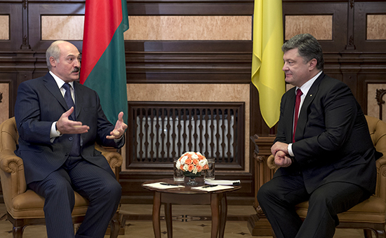 Президент Белоруссии Александр Лукашенко (слева) и президент Украины Петр Порошенко в Киеве
