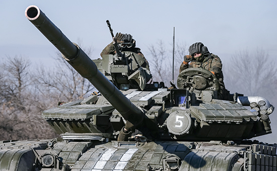Украинские военнослужащие на танке