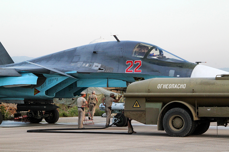 Технический персонал обслуживает российские самолеты Су-34 в&nbsp;аэропорту Хмеймим&nbsp;в&nbsp;Сирии