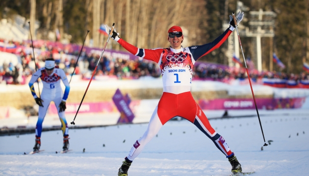 Норвежский лыжник Ola Vigen Hattestad радуется победе в финальном спринте вольным стилем  