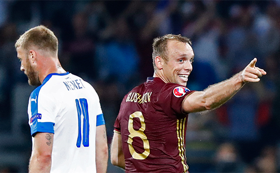 Денис Глушаков (справа) после&nbsp;забитого гола. 15 июня 2015 года
