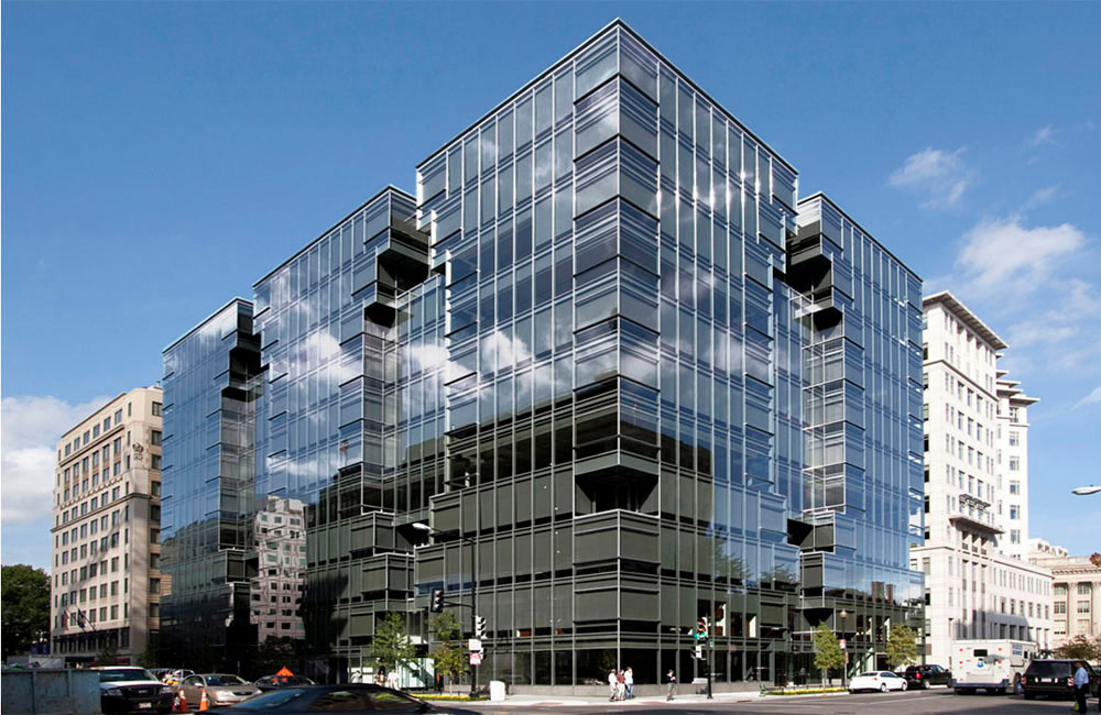Башня Лафайет построена Kevin Roche John Dinkeloo and Associates в&nbsp;2009 году в&nbsp;центре Вашингтона. Это офисное здание площадью почти&nbsp;30,5&nbsp;тыс.&nbsp;кв. м возведено по&nbsp;экологичным технологиям и&nbsp;с&nbsp;помощью&nbsp;переработки 92% мусора от&nbsp;сноса предыдущих строений на&nbsp;этом участке, а&nbsp;на&nbsp;крыше находится палисадник, используемый также&nbsp;для&nbsp;сбора дождевой воды