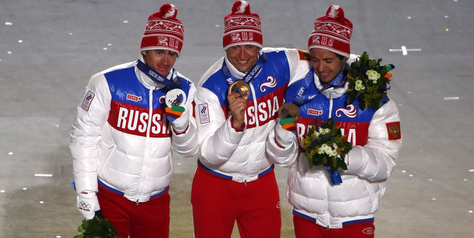 Российские лыжники Максим Вылегжанин, Александр Легков и Илья Черноусов (слева направо) на церемонии награждения по итогам гонки на 50&nbsp;км на Олимпиаде 2014 года в Сочи