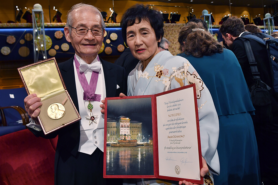 Лауреат премии по химии Акира Есино с женой Кумико
