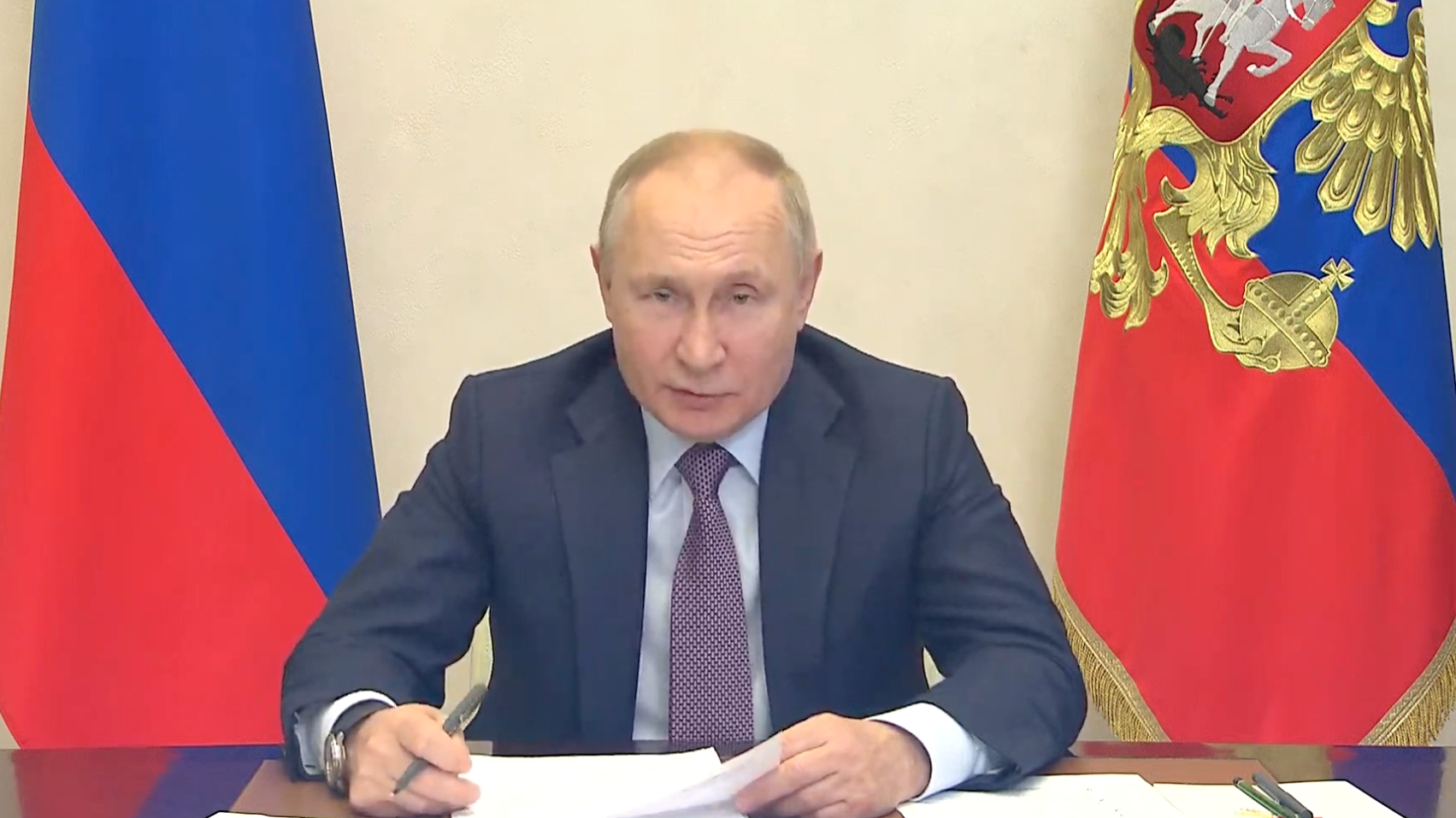 Путин заявил, что противники Nord Stream 2 «рубят сук, на котором сидят»"/>













