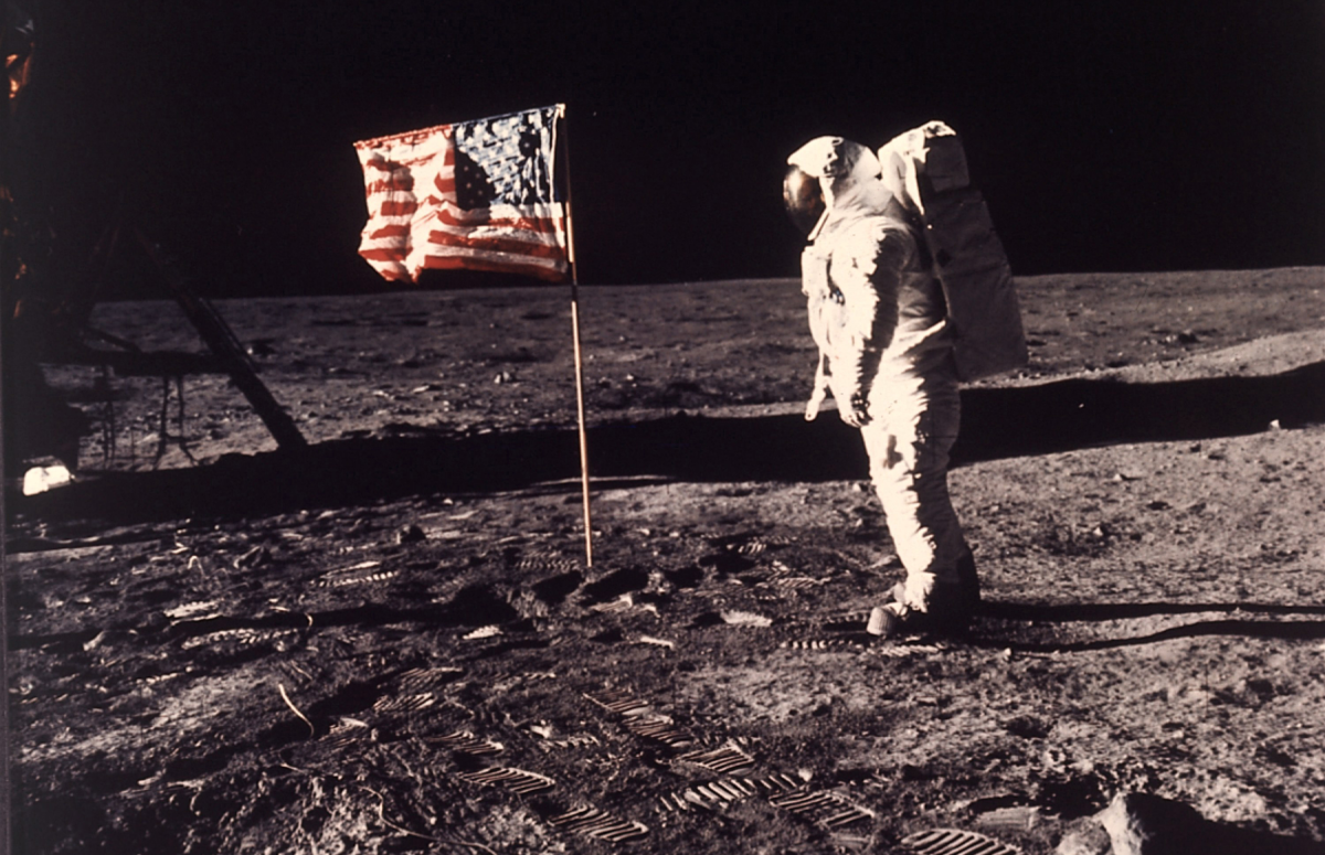 <p>На знаменитом снимке Нила Армстронга с Луны астронавт Эдвин (Базз) Олдрин отдает честь американскому флагу. Культовой фотография стала, к сожалению, не по причине всеобщей гордости достижением человечества. Сомневающиеся в реальности миссии &laquo;Аполлон 11&raquo; прицепились к флагу, полотнище которого &laquo;колышется&raquo; будто&nbsp;бы от ветра. На самом деле во время установки у флагштока заел раздвижной механизм: ткань не растянулась так, как требовалось, и провисла.</p>