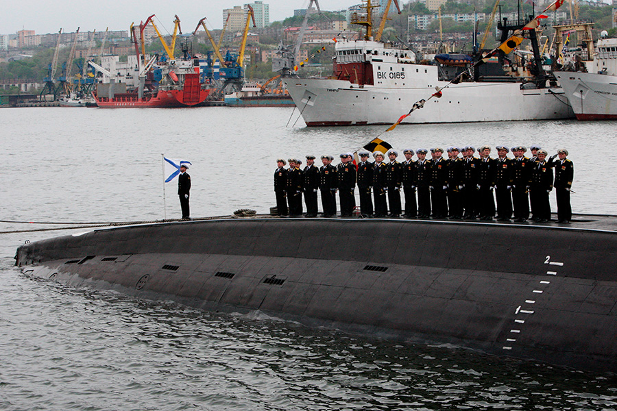 Экипаж дизельной подводной лодки класса &laquo;Варшавянка&raquo; во время военного парада во Владивостоке в ознаменование 70-летия Победы в Великой Отечественной войне 1941-1945 годов, 2015 год