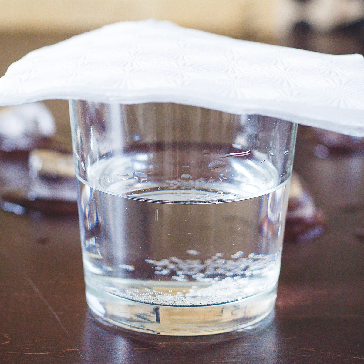 Бокал с содовой и текилой накрывают несколькими салфетками, встряхивают, как в классической версии приготовления, а потом нужно ударить дном не по столу или другой твердой поверхности, а по каске на голове гостя