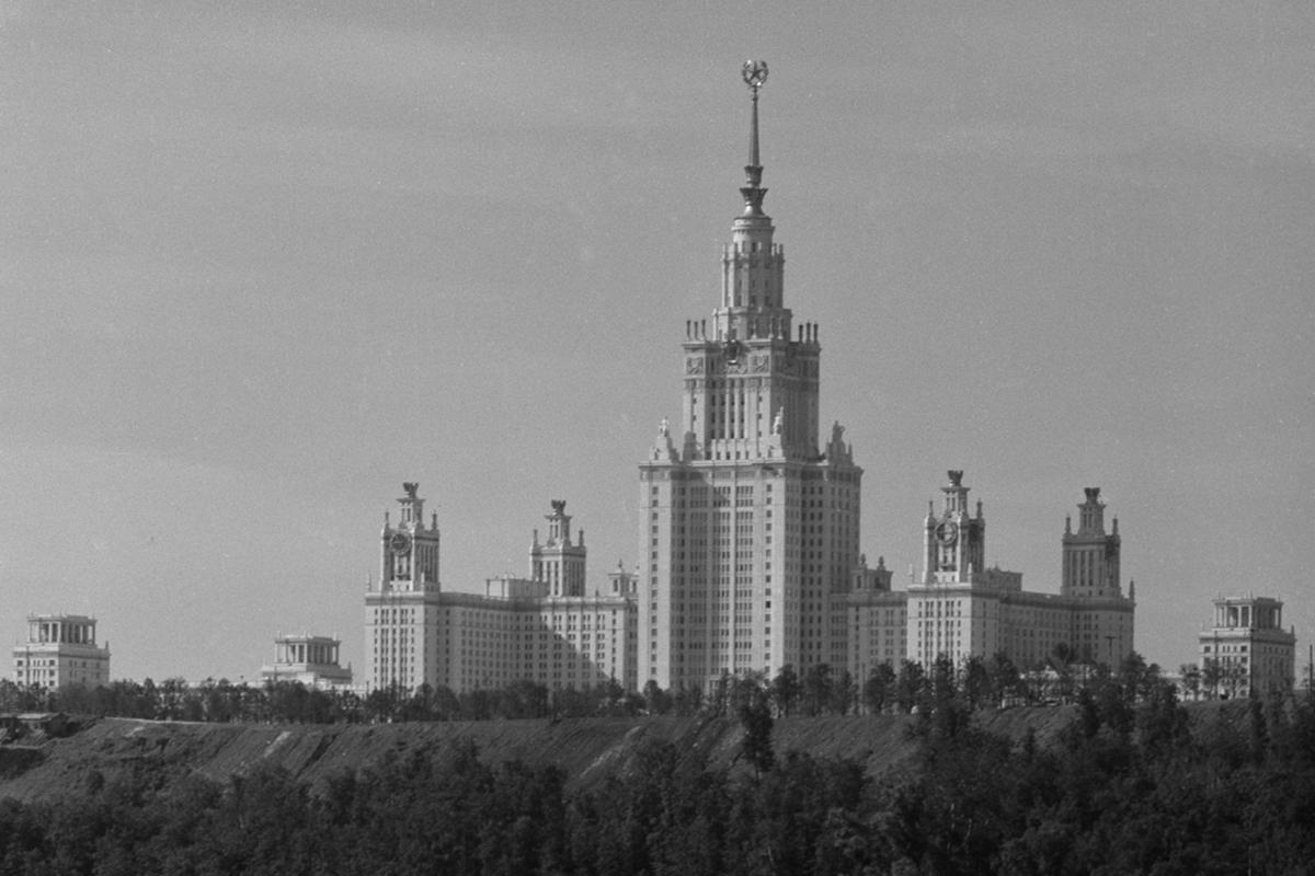 Здание Московского государственного университета имени М.В. Ломоносова. 1954 год