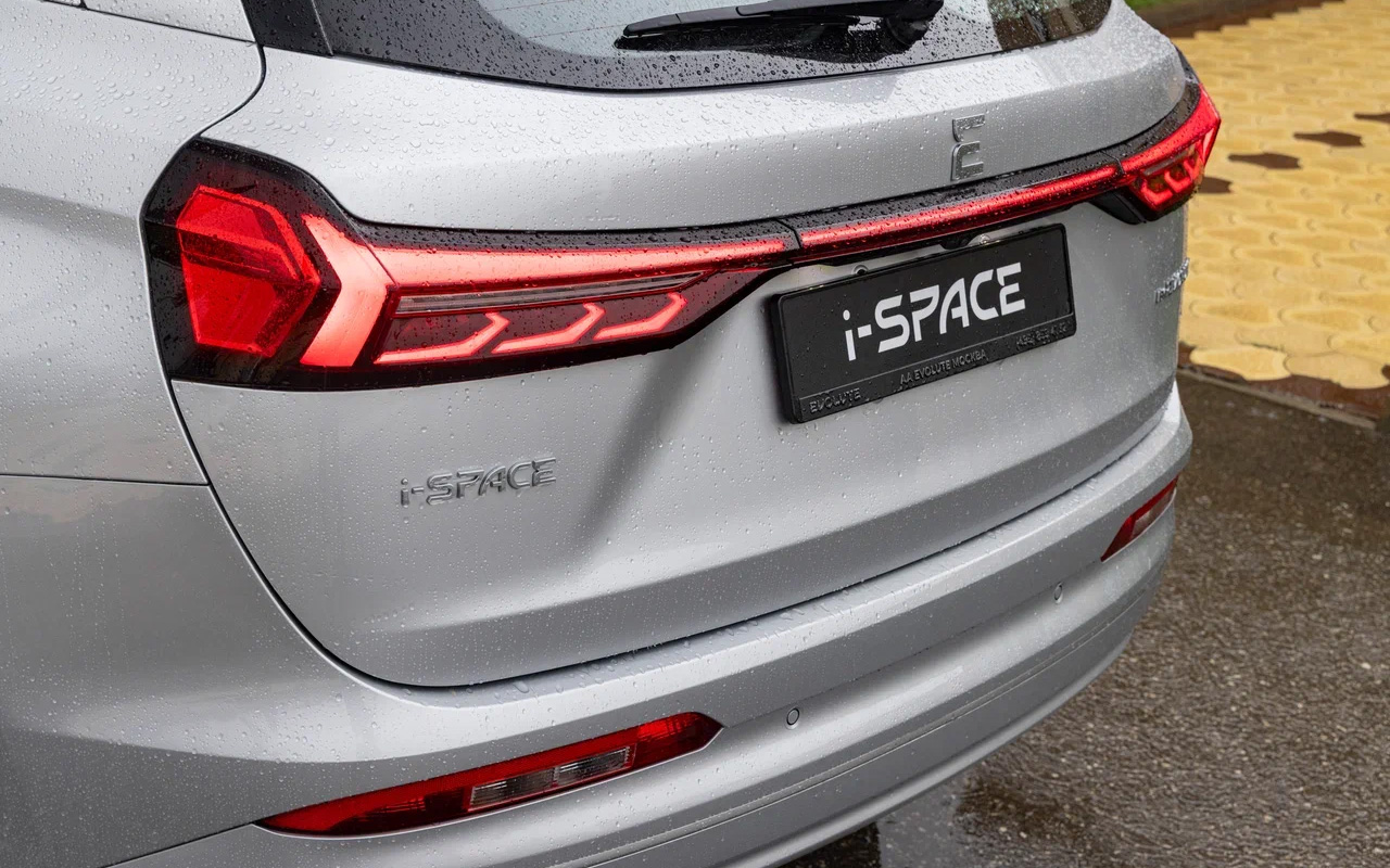Задние фонари у&nbsp;Evolute i-Space объединены светодиодной полосой. Дизайн&nbsp;&mdash; весьма запоминающийся