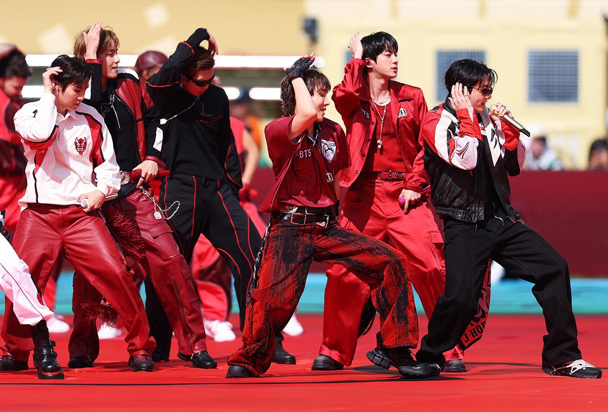 Корейская группа BTS во время шоу в финале Чемпионата мира по футболу в Нью-Джерси