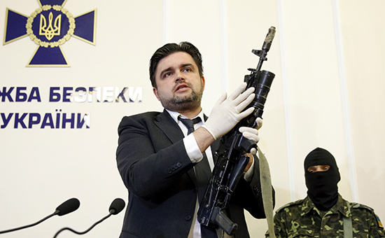 Советник главы СБУ Маркиян Лубкивский демонстрирует стрелковое оружие, изъятое у «спецназовцев ГРУ»