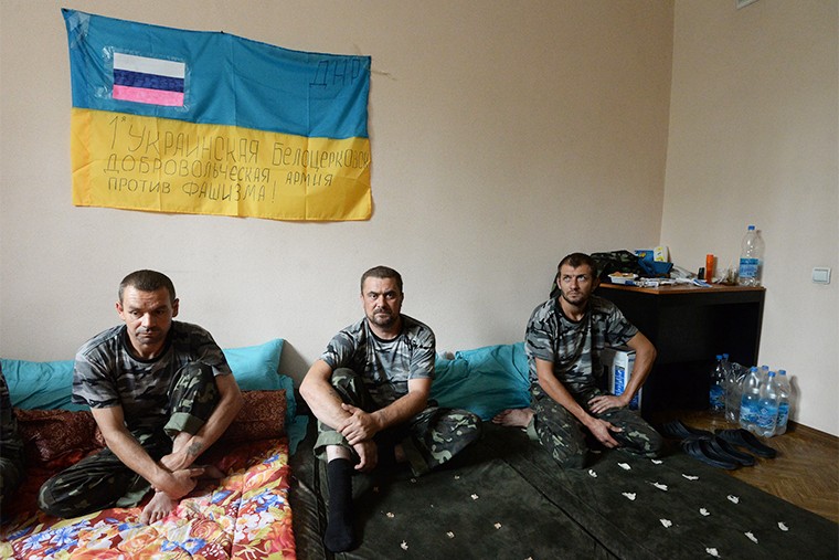 Пленные украинские военные в штабе ополченцев в городе Горловка Донецкой области. Представители ДНР заявили, что их противники массово сдаются в плен. 