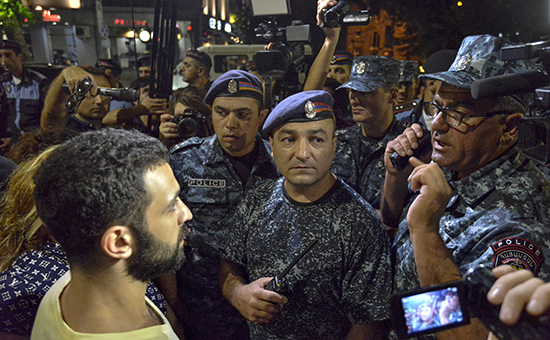 Протестующие разговаривают с сотрудниками полиции во время ночного митинга в поддержку&nbsp;​группировки &laquo;Сасна Црер&raquo;, 31 июля 2016 года


