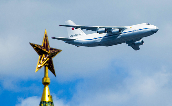 Самолет АН-124-100 во время репетиции воздушной части военного парада в Москве


