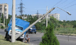 На Украине автомобиль без водителя сбил опору электропередачи
