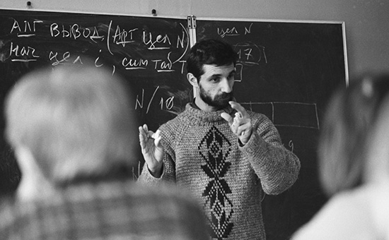 Cергей Бебчук во время урока информатики в &laquo;Лиге&nbsp;школ&raquo;. 1 ноября 1994 года


