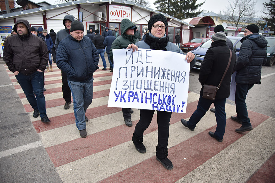 В Волынской области активисты перекрыли дорогу у международного автомобильного пункта &laquo;Ягодин&raquo;. С 9:10 по местному времени (08:10 мск) 70 человек стоят на трассе Киев &mdash; Ковель &mdash; Ягодин.