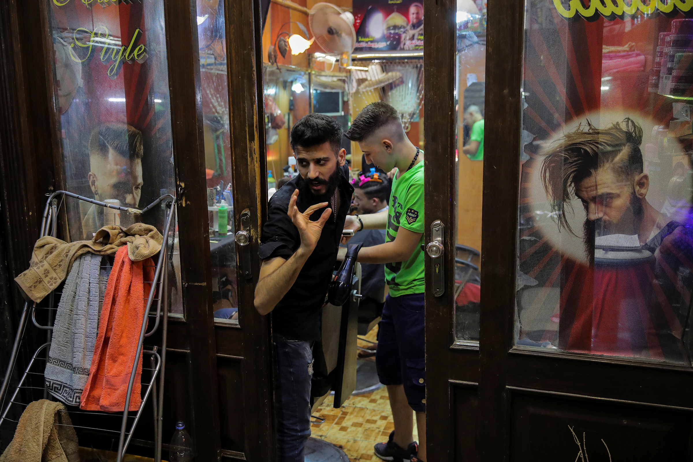 В Дамаске много барбершопов, которые предлагают мужчинам модные стрижки
