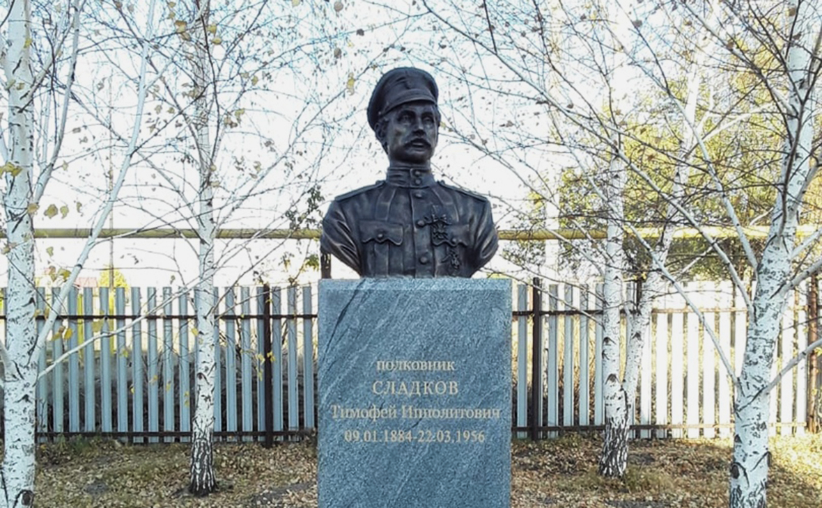 Памятник Тимофею Сладкову