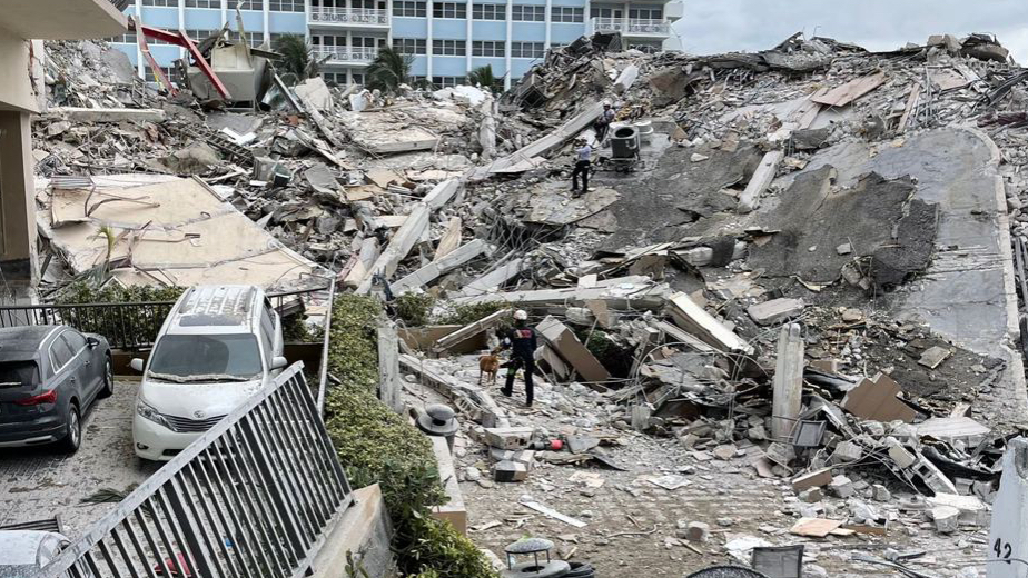 Момент обрушения многоэтажки во Флориде. Видео