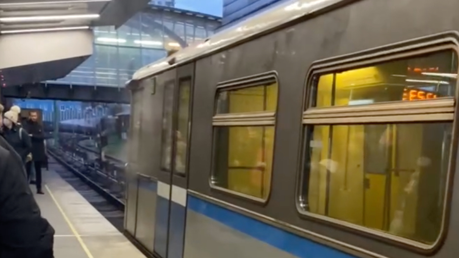 На синей ветке метро Москвы произошло задымление в кабине поезда
