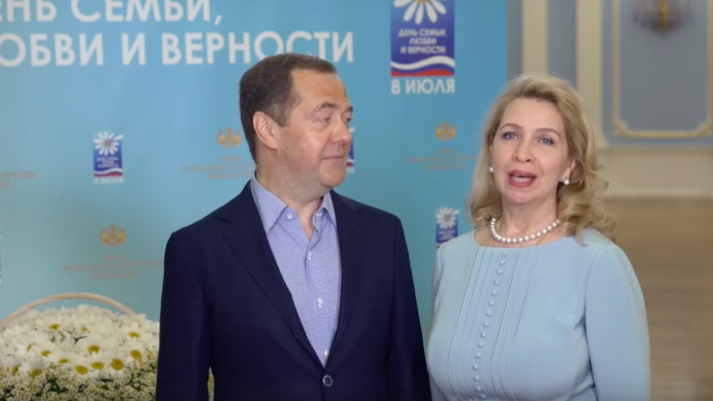 Медведев на видео с женой поздравил с Днем семьи, любви и верности