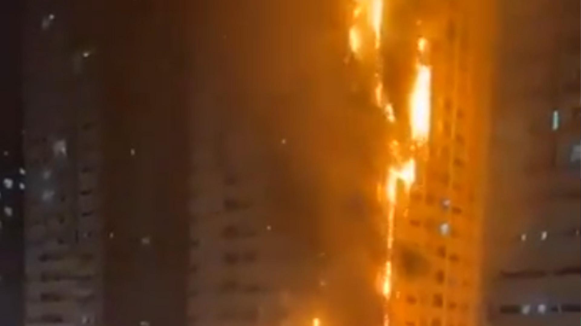 На севере ОАЭ загорелся небоскреб