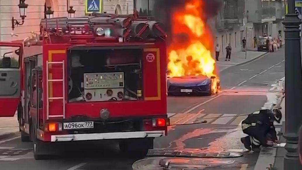 В центре Москвы сгорел суперкар Lamborghini