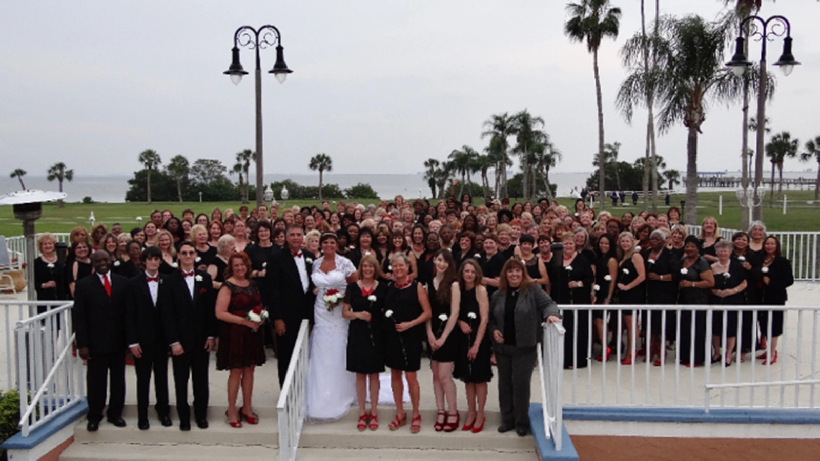 <p>Подружки невесты на свадьбе жительницы США Тины Эклз, апрель 2015 года</p>