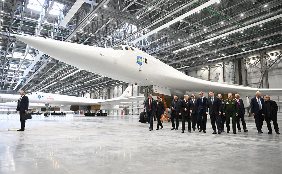 Владимир Путин (пятый слева) во время посещения Казанского авиационного завода имени С. П. Горбунова