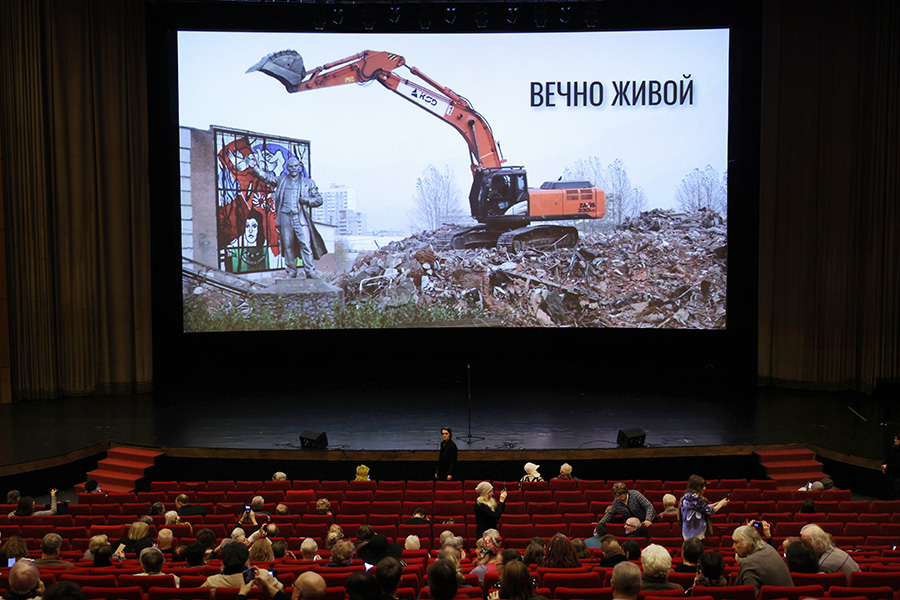 После прощания там прошла последняя премьера. Фильм &laquo;Вечно живой&raquo; представила съемочная группа во главе с режиссером Алексеем Ханютиным.