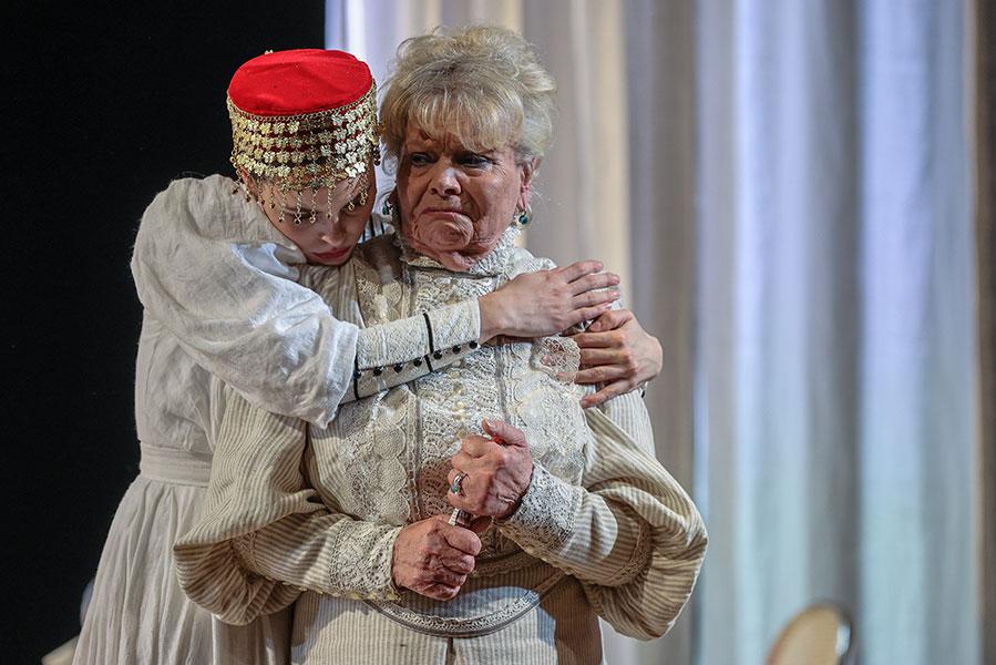 Ангелина Стречина и Нина Корниенко в спектакле «Дядя Жорж» в Московском академическом театре сатиры, 2022 год