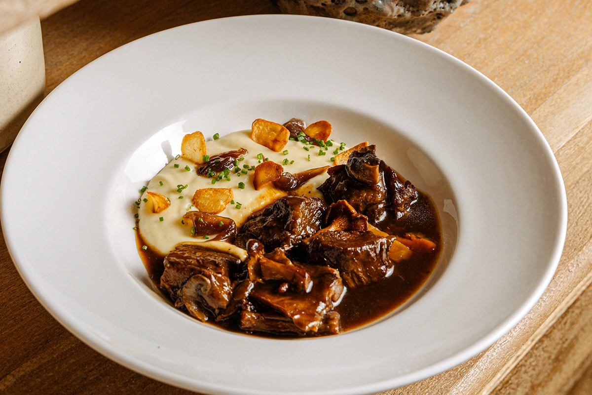 Шея бычка, картофельный крем, мясной соус