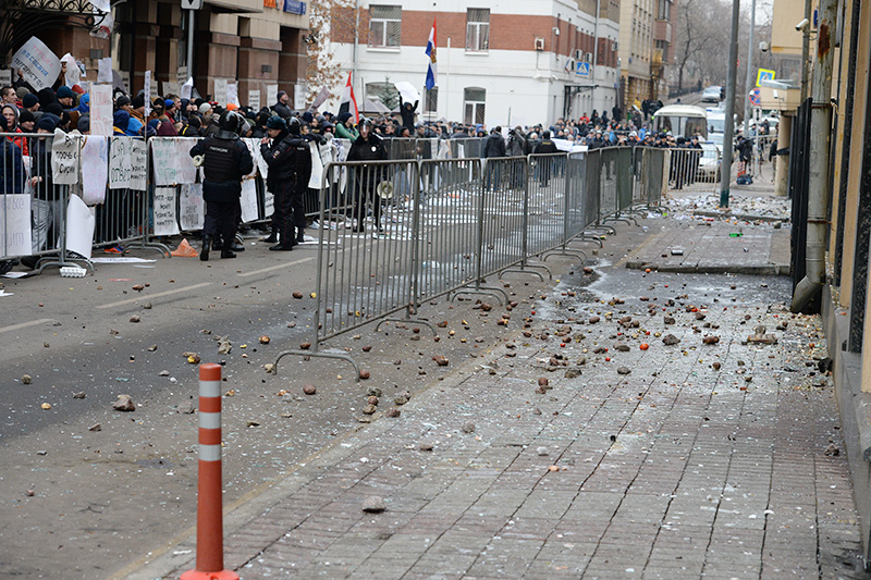 Зона отчуждения между митингующими и зданием посольства Турции