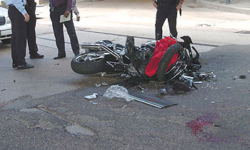 В Москве милицейская машина врезалась в мотоцикл, совершая запрещенный маневр
