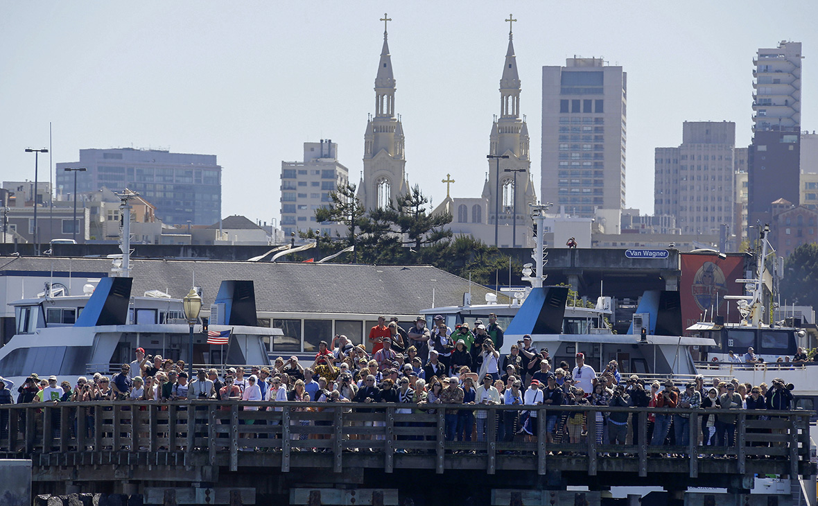 Зрители парусной регаты в Pier 39 в Сан-Франциско. 18 сентября 2013 года