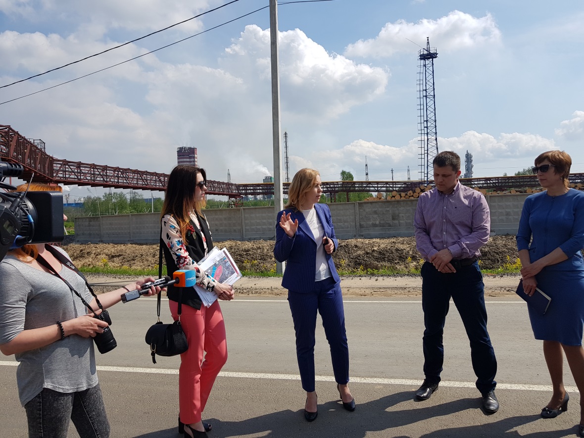 Руководитель Инвестиционного агентства &laquo;Череповец&raquo; Оксана Андреева (в центре) с гостями одноимённого индустриального парка
