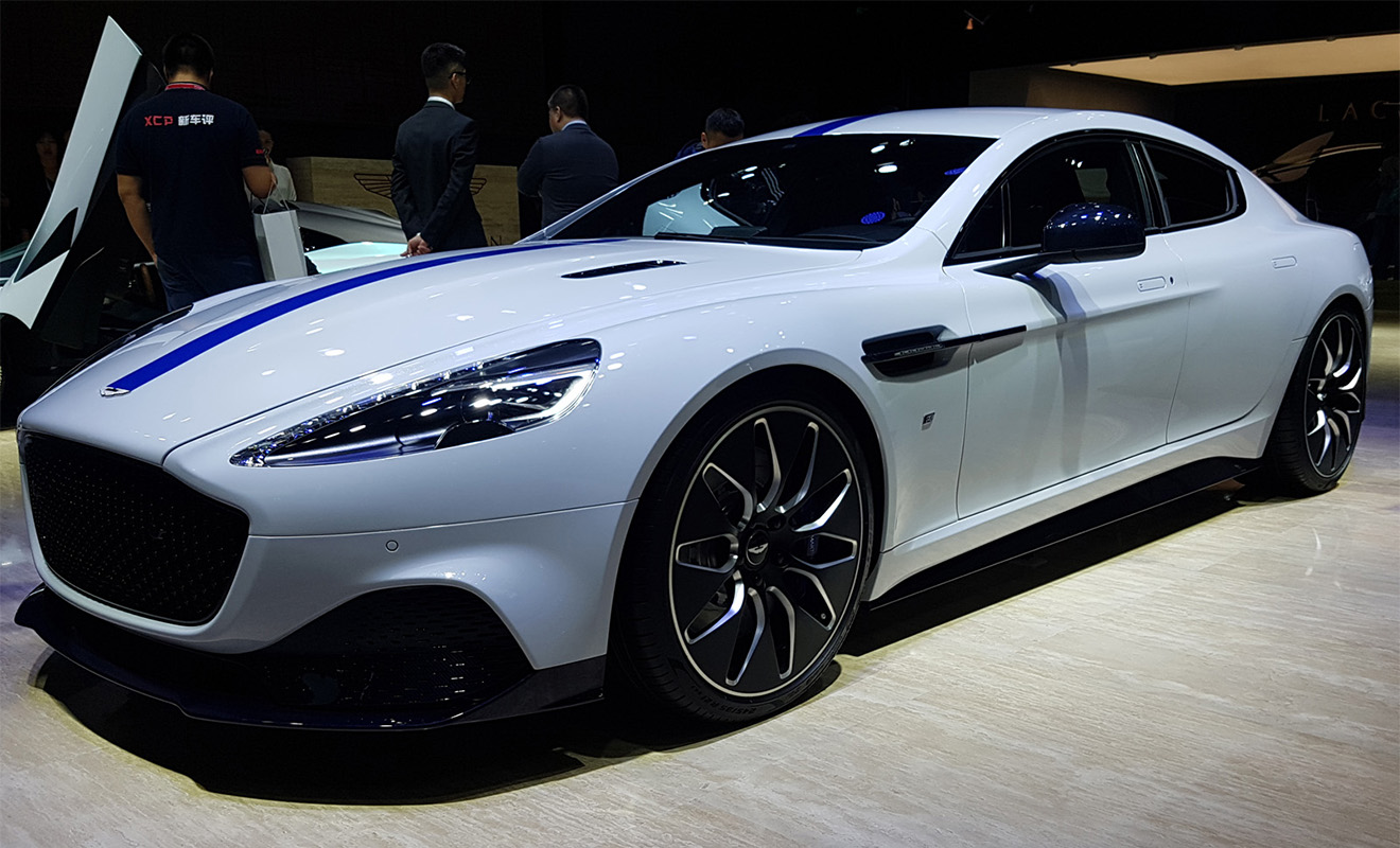 Первый серийный электрокар Aston Martin под названием Rapide E оснащается двумя электромоторами на задней оси, которые суммарно развивают 610 л. с. и 950 Н&middot;м крутящего момента. Разгон до &laquo;сотни&raquo; занимает около четырех секунд, но запас хода у пятидверки не слишком впечатляющий &mdash; 320 км. Всего будет выпущено 155 электрических лифтбеков, и один из них станет новым автомобилем Джеймса Бонда.
