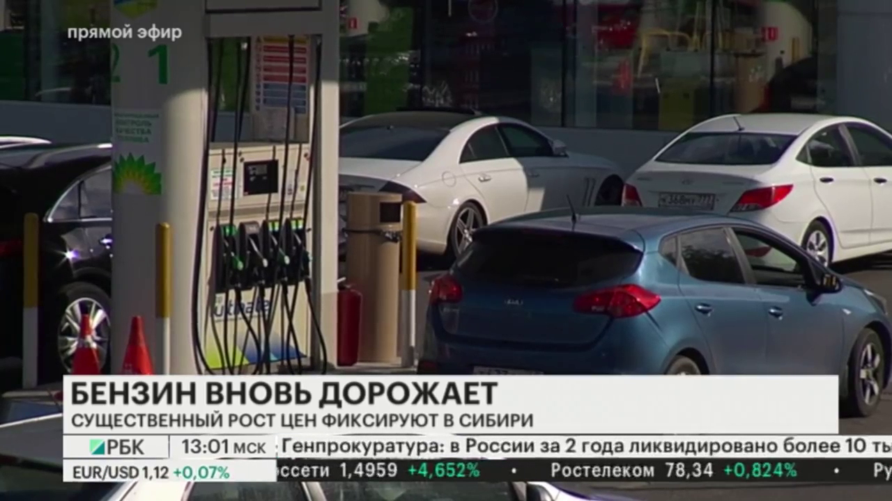 Медведев поручил Козаку проверить сообщения о подорожании бензина