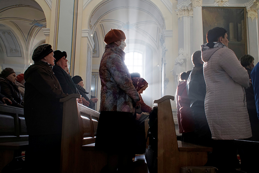 Прихожане во время богослужения в рамках празднования католической Пасхи в городе Новогрудок, Беларусь
