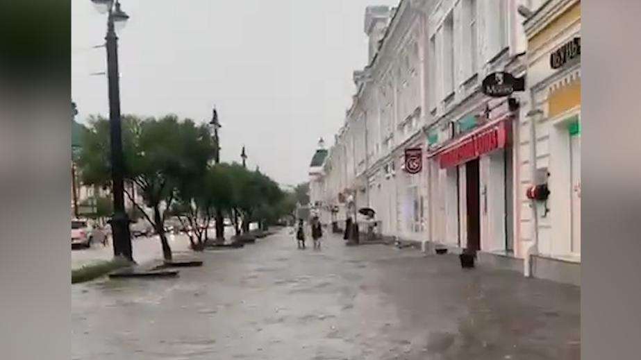 Улицы Омска затопило из-за сильного дождя. Видео