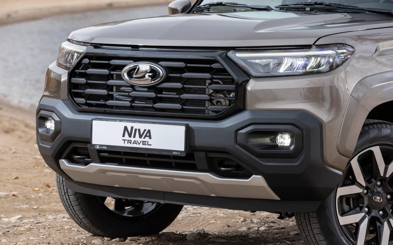 Клиренс в 220 мм в сочетании с коротким&nbsp;свесом&nbsp;позволяет&nbsp;Lada Niva Travel преодолевать крутые перегибы местности без опаски повредить передний бампер