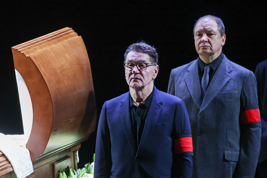 Народный артист России Сергей Маковецкий назвал Симонова уникальным партнером по сцене. &laquo;Мы играли в спектаклях &laquo;Амфитрион&raquo;, &laquo;Отелло&raquo;, &laquo;Дядя Ваня&raquo;, &laquo;Улыбнись нам, Господи&raquo;. Прекраснейший артист,&nbsp;&mdash; говорил Маковецкий.&nbsp;&mdash; Я любовался, когда он играл Серебрякова&nbsp;&mdash; со стороны любовался, как виртуозно он это делал. Володя для меня был уникальным партнером. Мы друг друга понимали с момента прихода в театр. <...> То есть я мог стоять спиной и знать, как Володя сейчас себя поведет. Помню, как этому удивлялись другие артисты&raquo;. На прощании актер признался, что у него &laquo;как будто оторвали кусок души&raquo;.&nbsp;